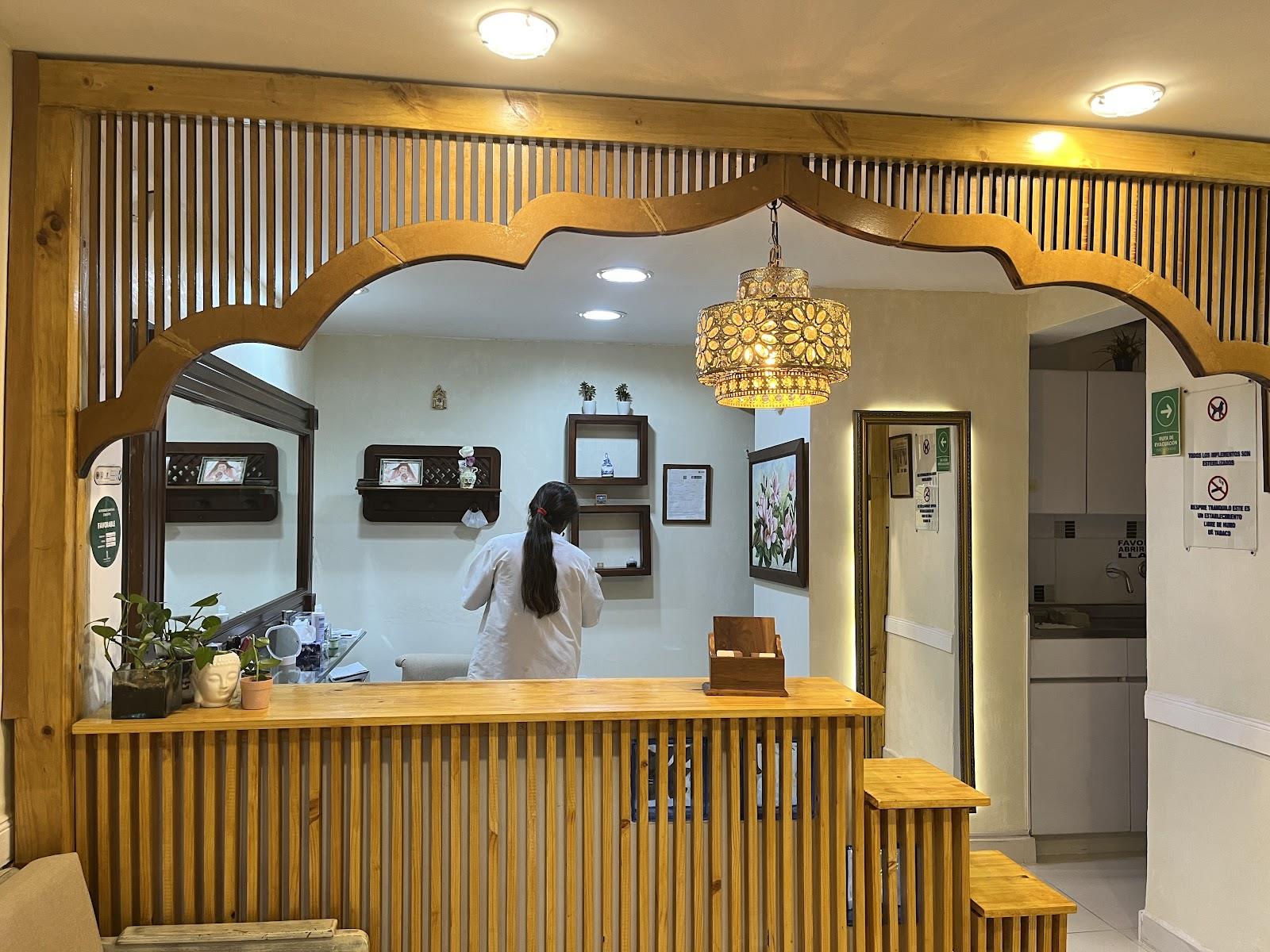 Recepción de Santosh bajo el arco de madera inspirado en la arquitectura de la India