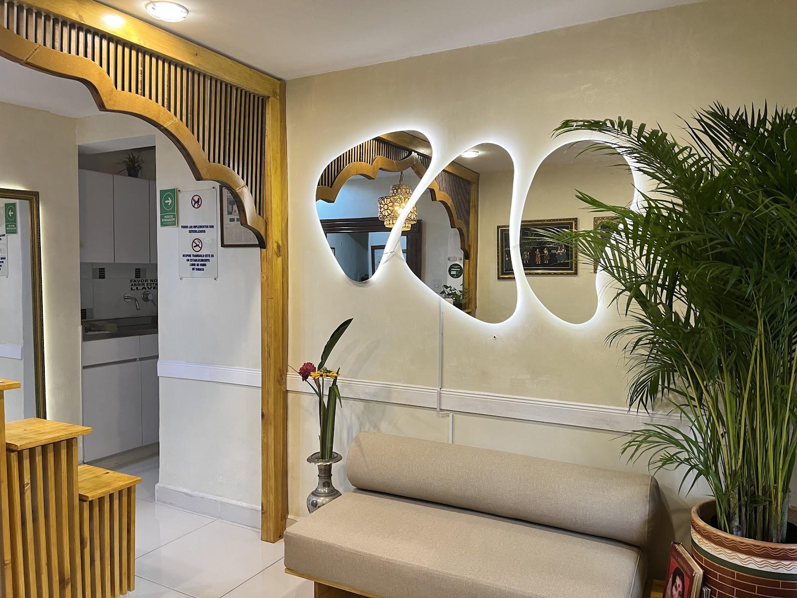 Sala de espera de Santosh con el arco de madera, espejos y plantas