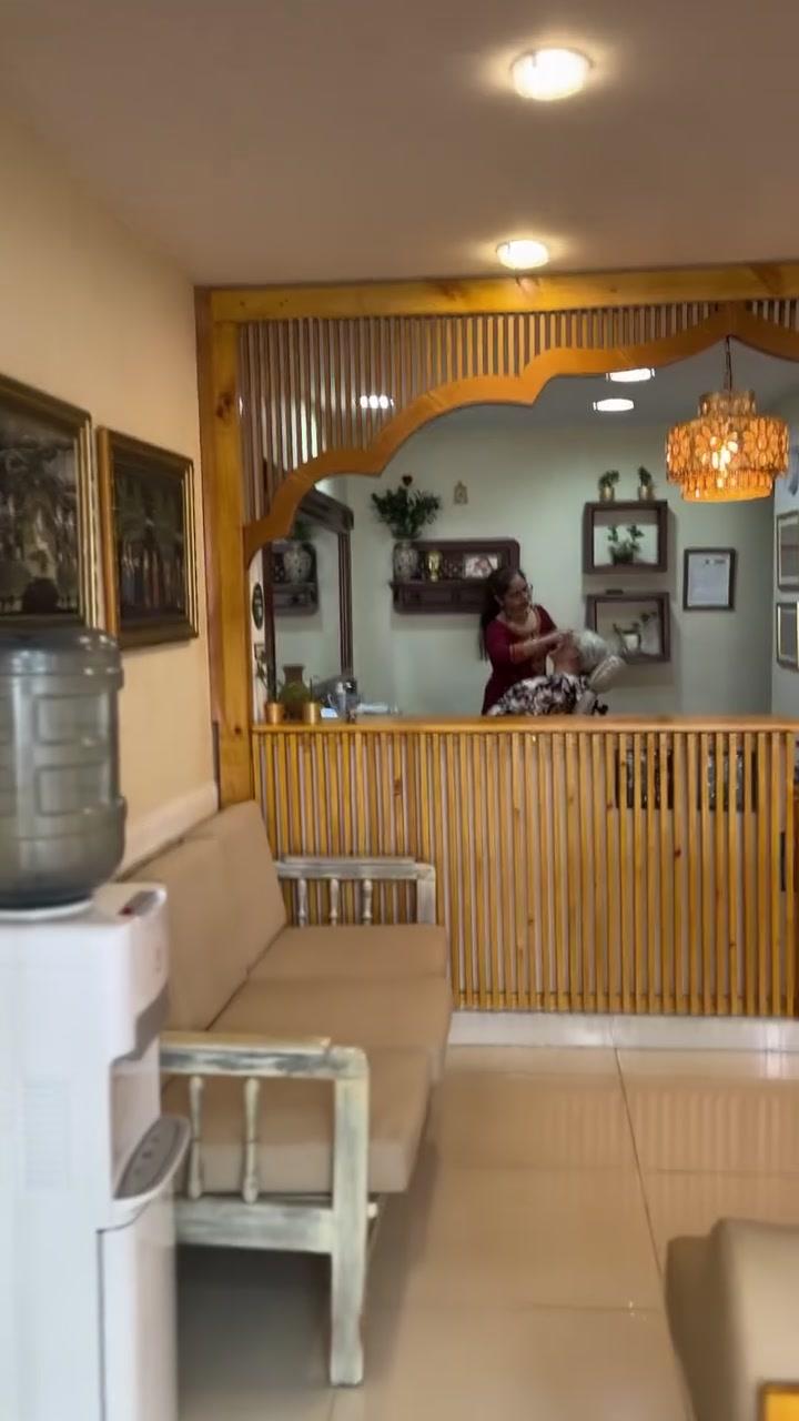 Entrada con el arco de madera y la sala de espera