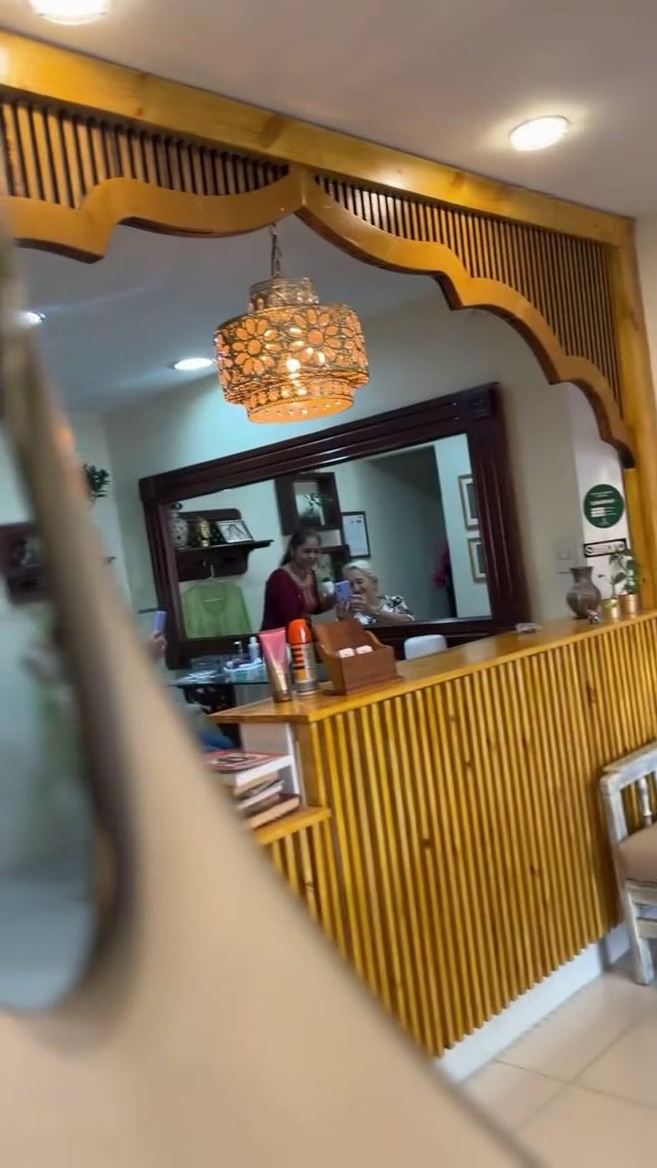 El arco visto a través de los espejos de la sala