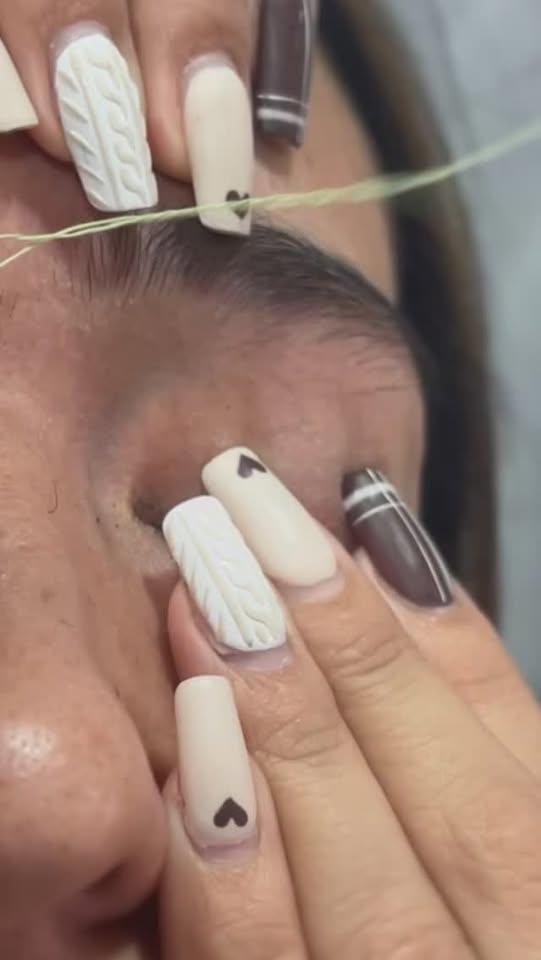 Depilación de cejas con hilo en Santosh