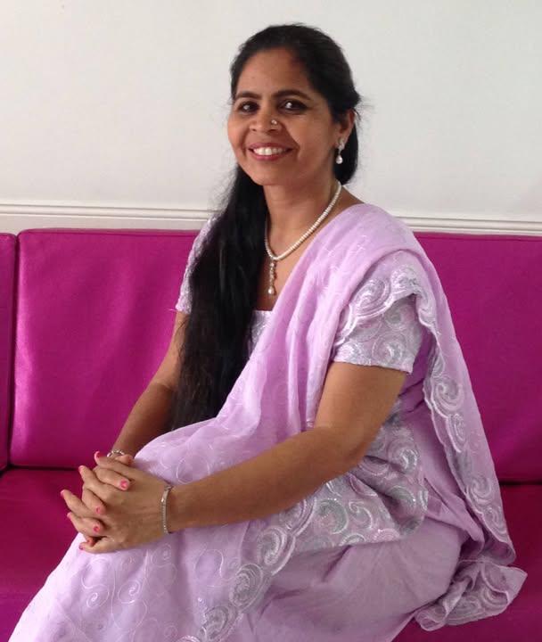 Santosh Singh con un sari lila